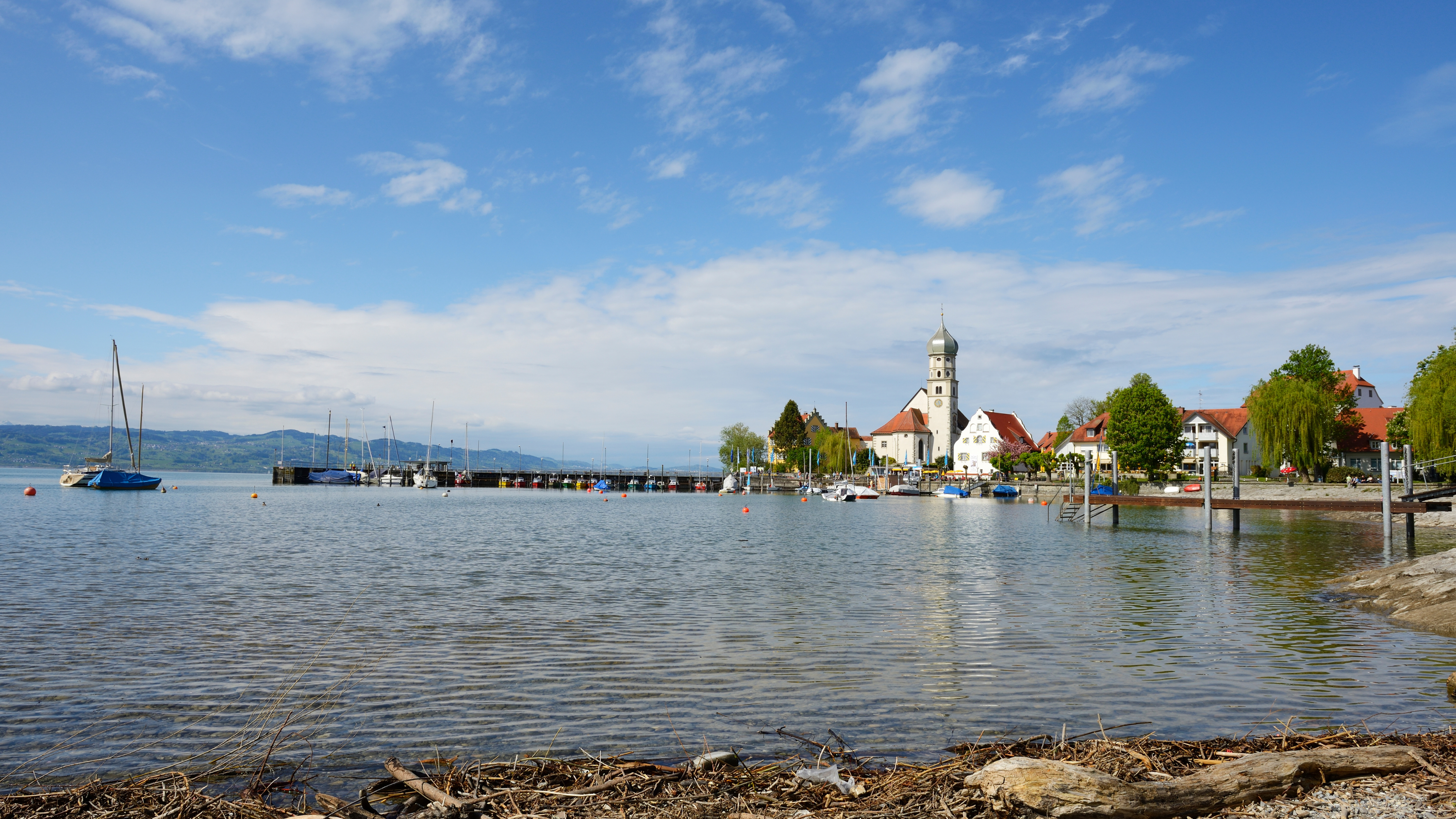 Malerisches Dorf Wasserburg am Bodensee mit Seeufer, ideal für Hundeausflüge und Spaziergänge
