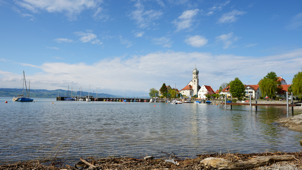 Bodensee Wasserburg: Idyllischer Ort für Hundewanderungen Malerisches Dorf Wasserburg am Bodensee mit Seeufer, ideal für Hundeausflüge und Spaziergänge