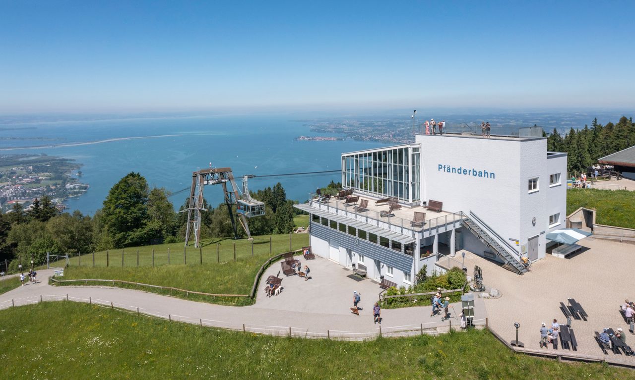 Bergstation Pfänderbahn mit Ausblick zum See Luftaufnahme der Pfänderbahn Bergstation mit grüner Wiese, Spielplatz und Blick auf Bodensee